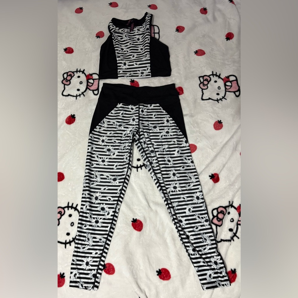 Betsey Johnson Black and White Floral Leggings Set